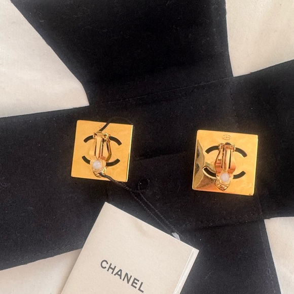 Chanel Gold and Black Clip on earrings - Picture 9 of 10
